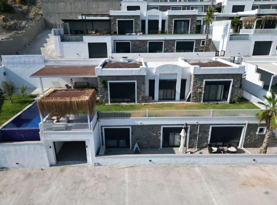 Yaka Villa *